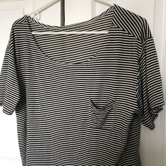 Black and white striped flowy tee - Picture 3 of 3